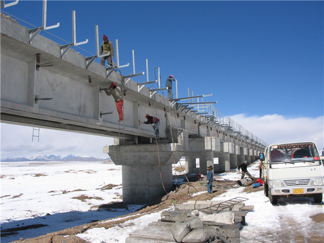 青藏鐵路九標(biāo)、十八標(biāo)預(yù)應(yīng)力橋梁橫向連結(jié)工程.jpg
